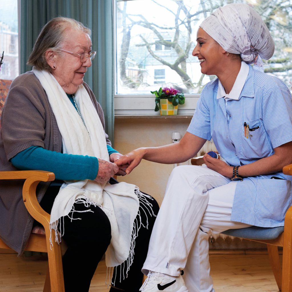 Pflegefachperson mit Patientin