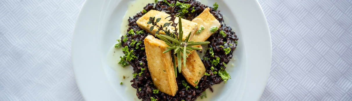 Schwarzer Reis mit gegrilltem Tofu