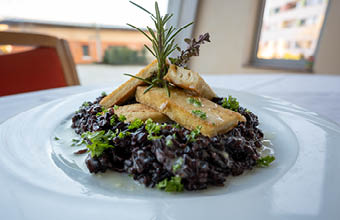 Schwarzer Reis mit gegrilltem Tofu