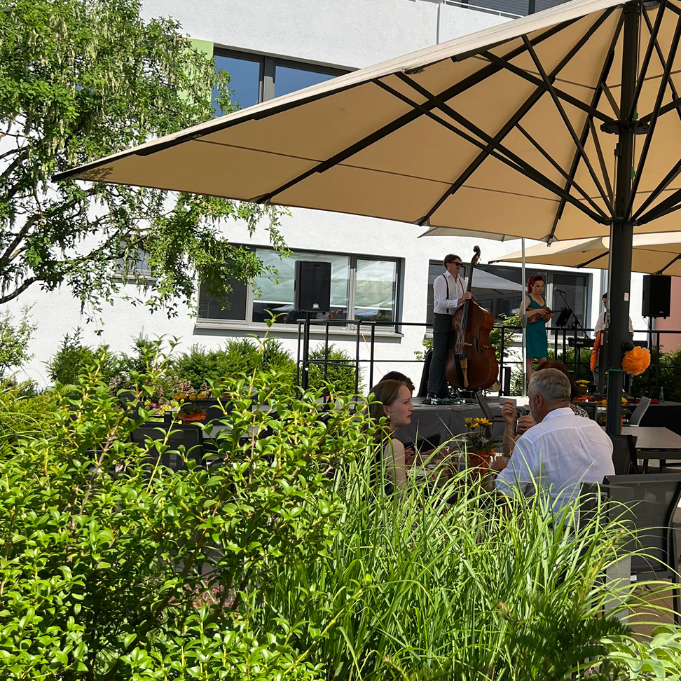 Band SwingCafe während ihrem Auftritt auf dem Dorfplatz
