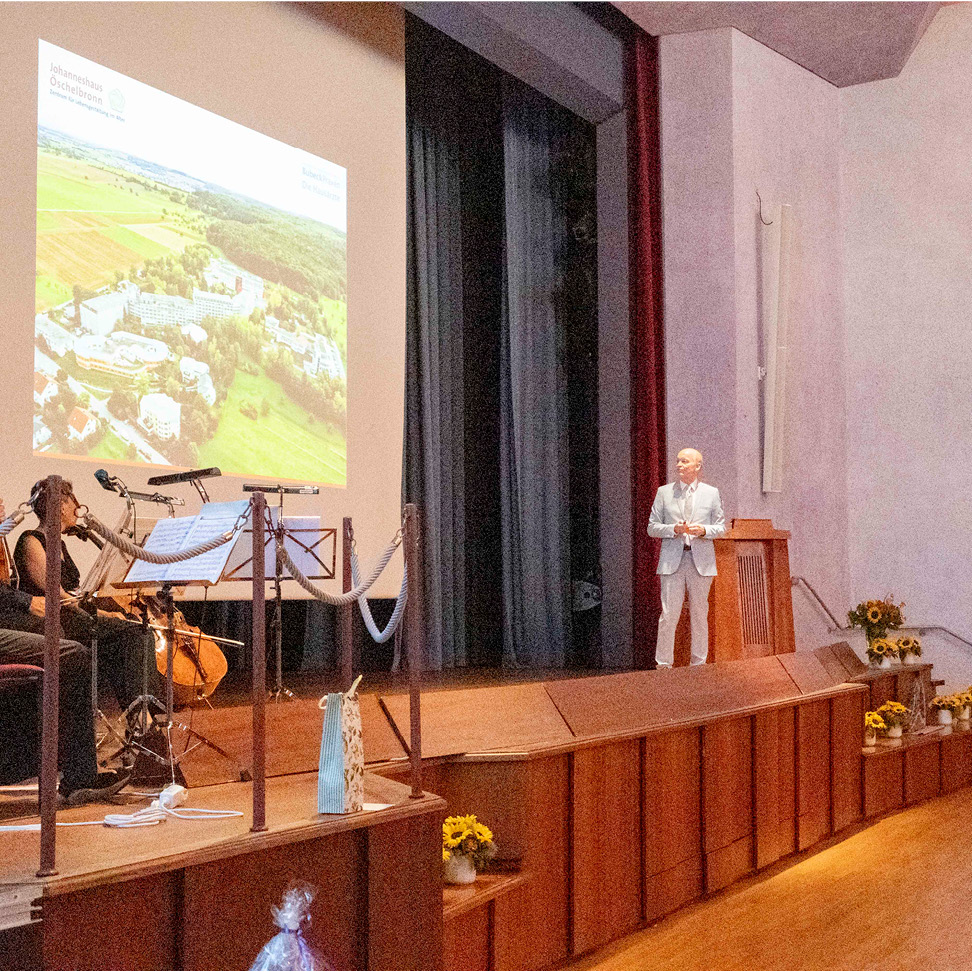 Michael Blank währned seiner Präsentation - Feier Arztpraxiseröffnung