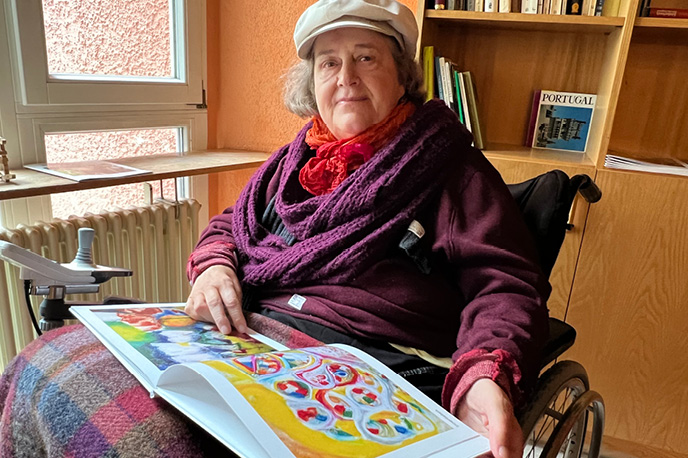 Frau Feil mit Buch