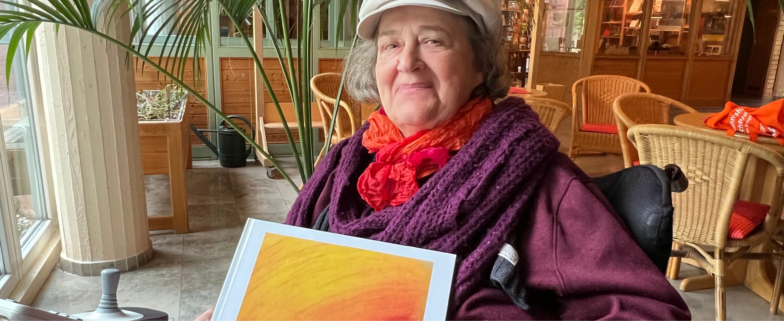 Frau Feil mit Ihrem Kunstbuch