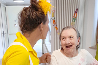 Das Highlight des Ernst-Zimmer-Haus Sommerfestes war die Therapie-Clownin Berenike Felger