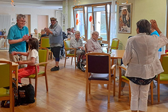Ein vielseitiges Unterhaltungsprogramm erfreute die Bewohner des Ernst-Zimmer-Hauses