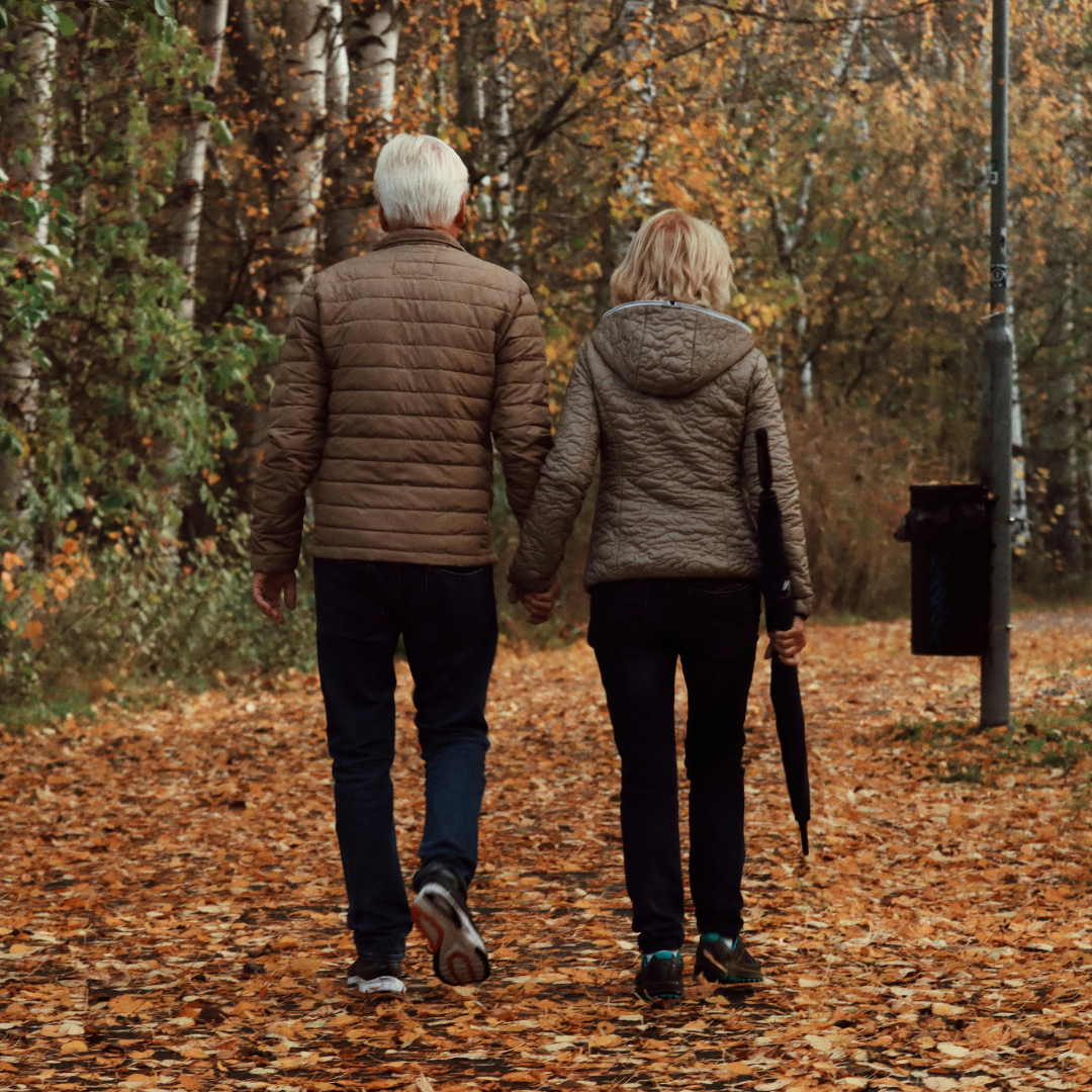 Senioren spazieren im Herbst