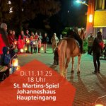 11.11. Kleines St-Martinsspiel vor dem Haupteingang des Johanneshauses in Zusammenarbeit mit der Kindergruppe des Waldorfkindergartens. Kindergartenleitung Frau Grote.