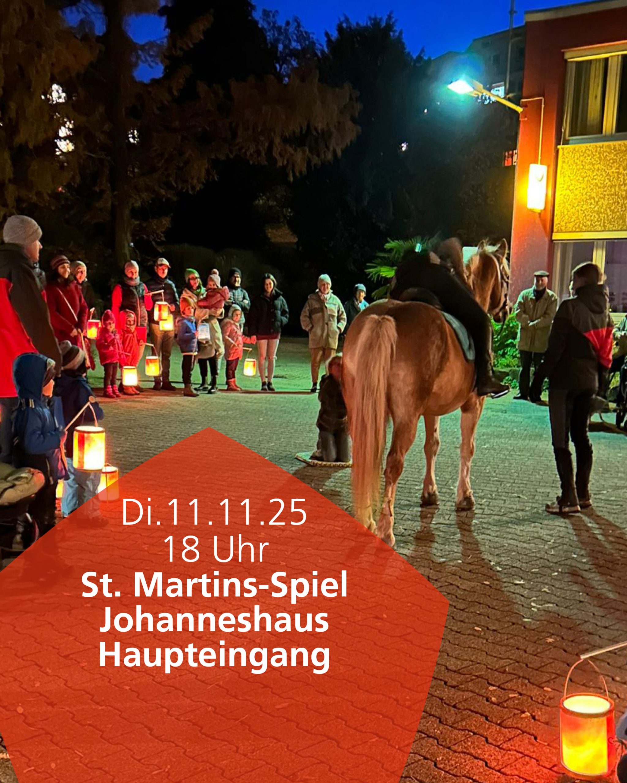 11.11.2025 St. Martinsspiel vor dem Haupteingang