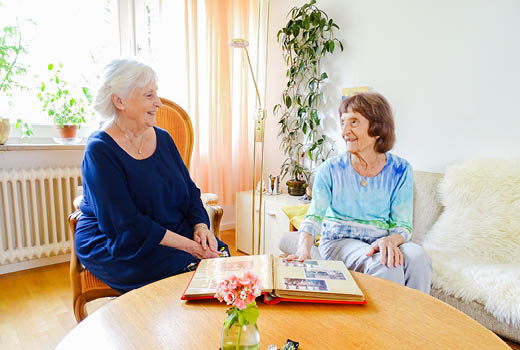 Seniorinnen sitzen am Tisch