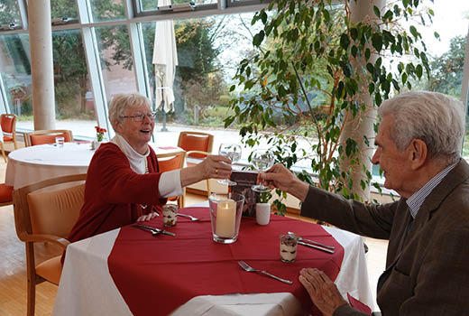 Ehepaar bei Abendessen