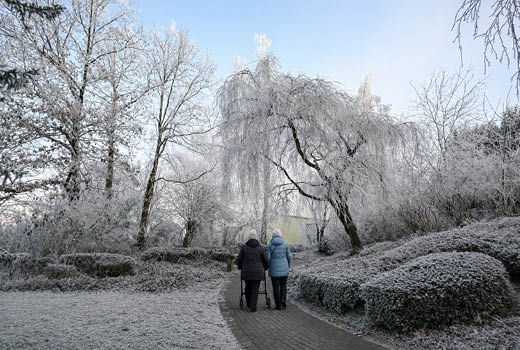 Senioren spazieren in Winterlichem Park